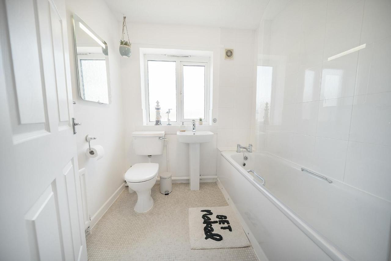 Stylish 3 Bed House, Large Garden, Parking, Wifi - Esho Stays 코번트리 외부 사진