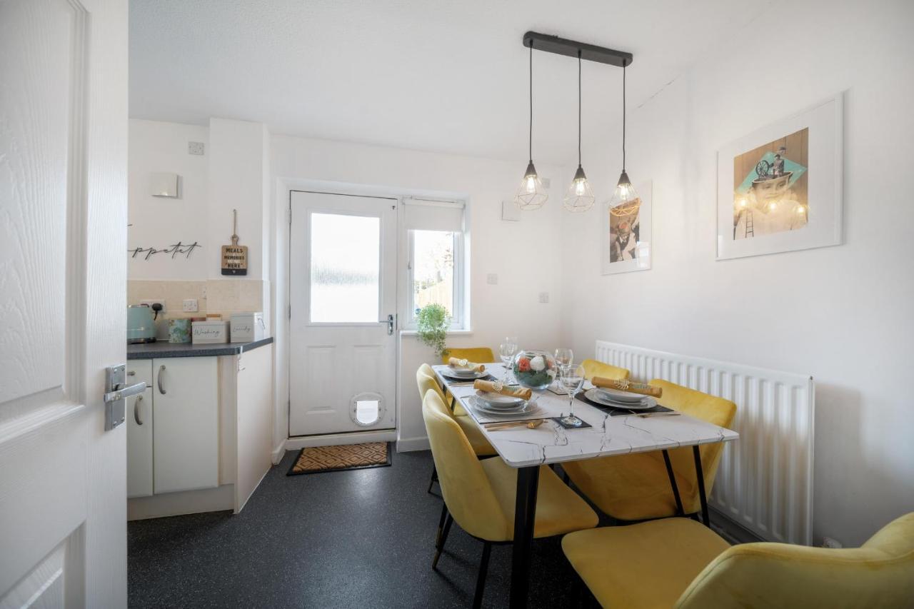 Stylish 3 Bed House, Large Garden, Parking, Wifi - Esho Stays 코번트리 외부 사진