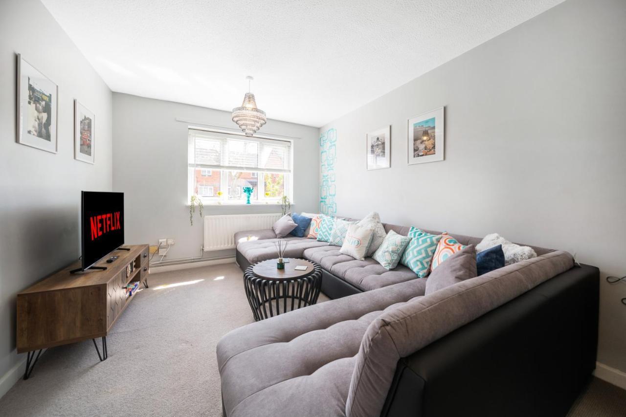 Stylish 3 Bed House, Large Garden, Parking, Wifi - Esho Stays 코번트리 외부 사진